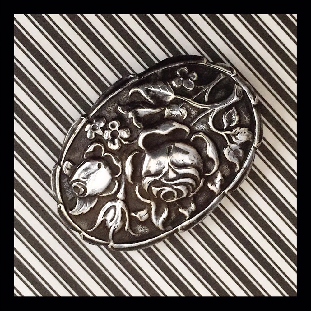 Antique silver repousse brooch - Picture 2 of 7